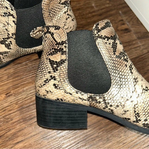 Snakeskin Chelsea slip on bootie size 7 M - Picture 9 of 11